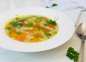 polievka s jarnou zeleninou